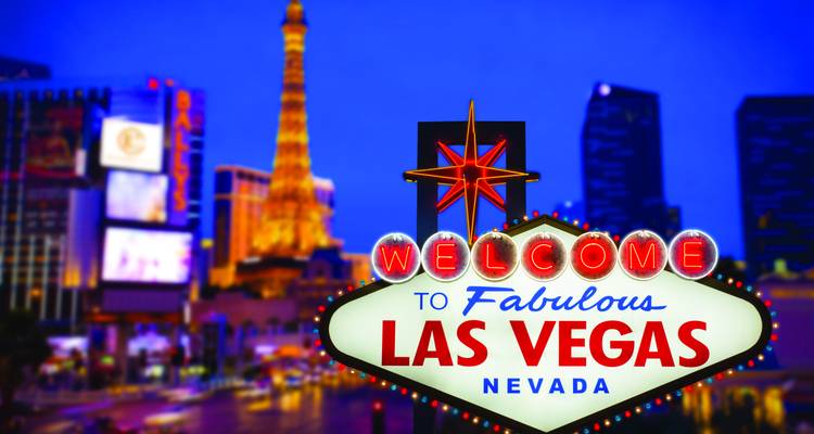 Célèbre panneau de Las Vegas la nuit.
