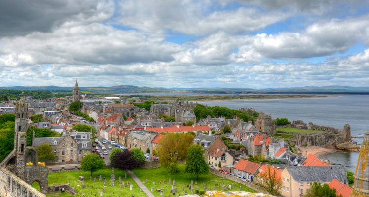 Ville côtière pittoresque de St Andrews avec des ruines médiévales et des maisons aux toits rouges au bord de la mer.