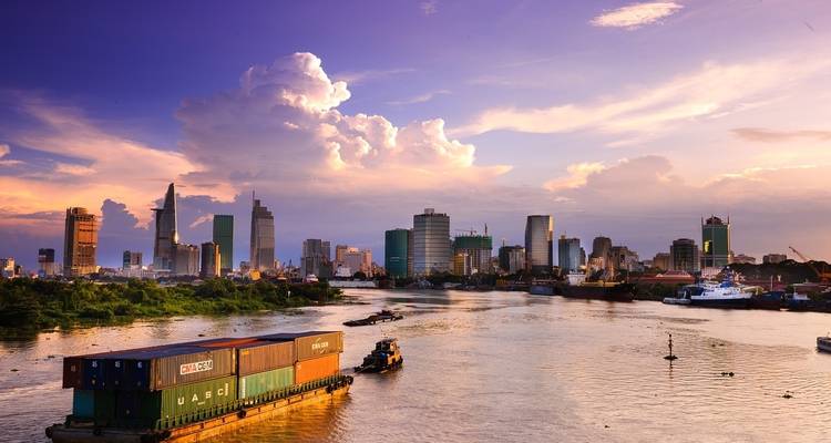 Vue de la rivière Saïgon avec un horizon en arrière-plan au coucher du soleil à Hô-Chi-Minh-Ville.