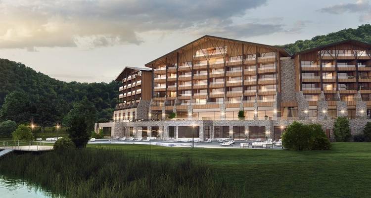 Groot hotelgebouw in een vallei.