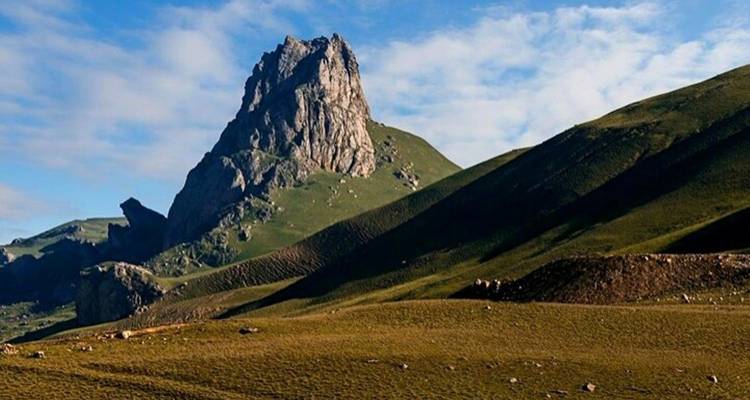 Rotsachtige piek in een bergachtig landschap.