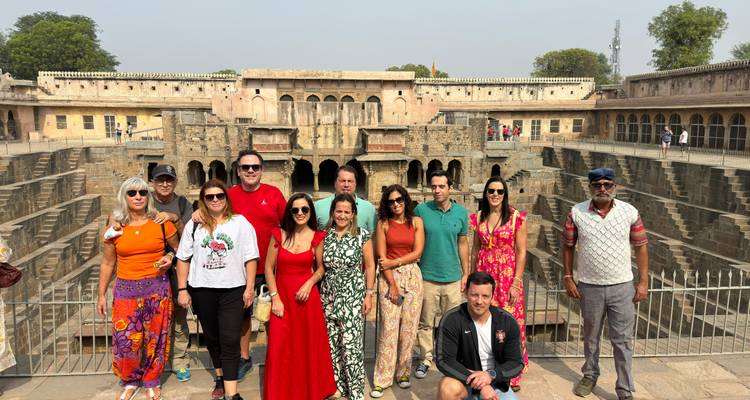 Groep toeristen die poseren voor een trapput.