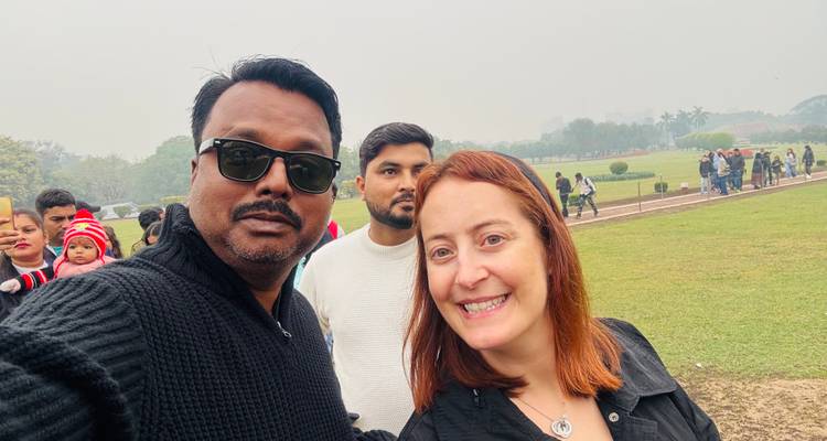 Groepsselfie in een tuinomgeving.