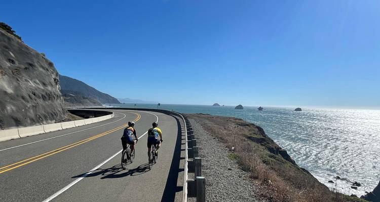 Des cyclistes roulant le long d'une route côtière pittoresque.