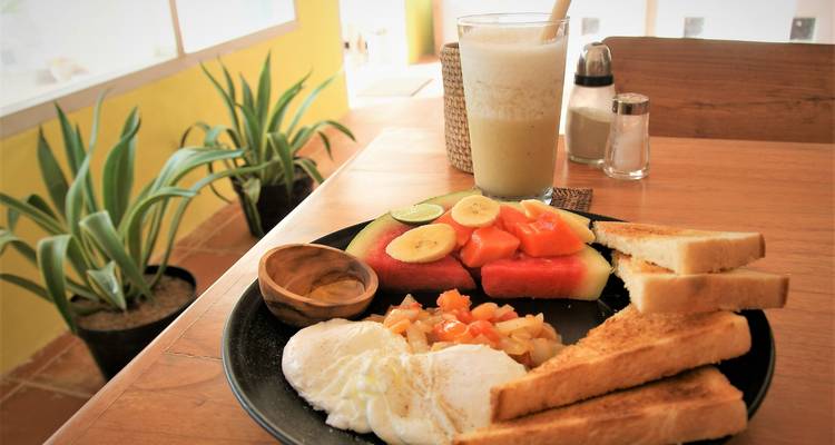 Petit-déjeuner sain avec fruits et pain grillé