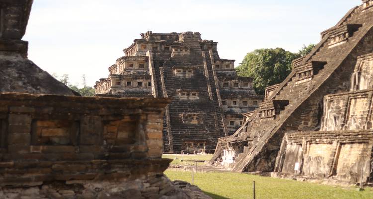 Ruines d'une ancienne pyramide à degrés.