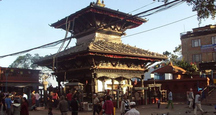 Pagoda histórica rodeada de gente en una plaza concurrida.