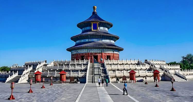 Le Hall of Prayer du Temple du Ciel se dresse solitaire sous un ciel bleu impeccable de Beijing