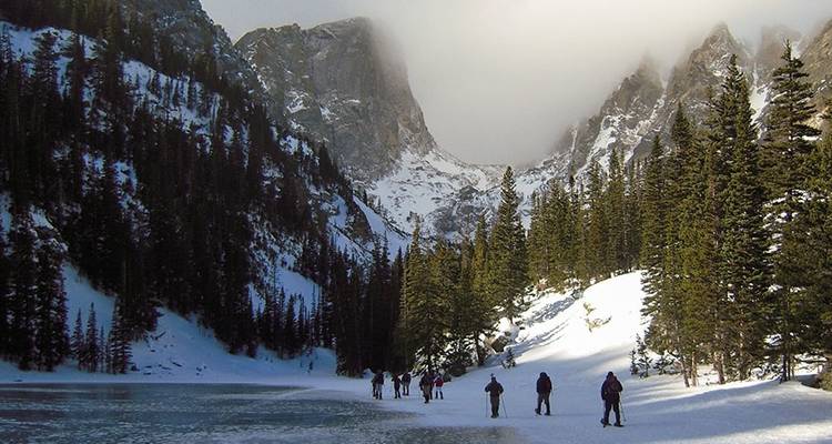Excursión con raquetas de nieve por las Montañas Rocosas - Wildland Trekking 1
