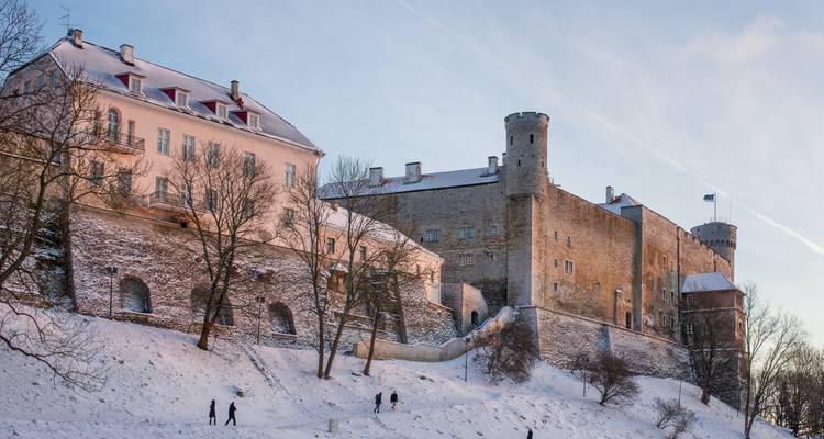 Fort enneigé à Tallinn avec des arbres et des gens qui marchent.