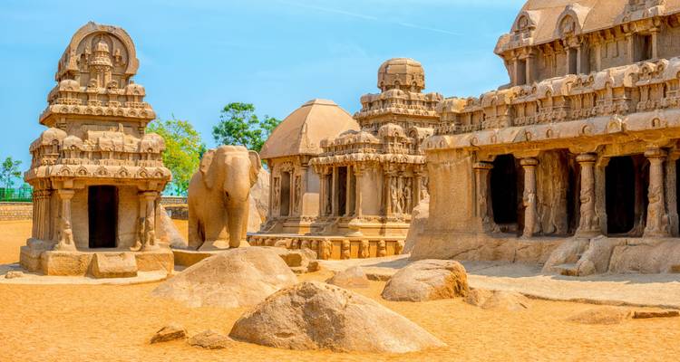 Les chars de pierre et les sanctuaires du complexe des Cinq Rathas se dressent sous un ciel bleu éclatant du Tamil Nadu.