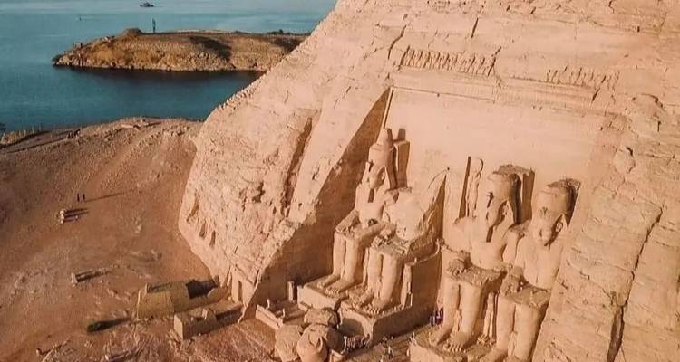 Vista aérea de Abu Simbel con río al fondo.