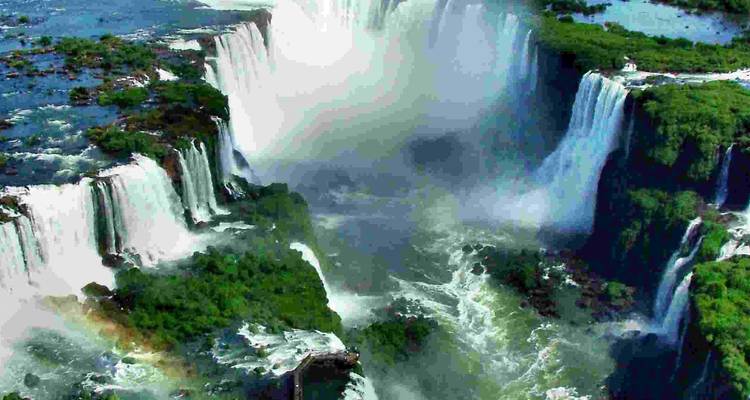 Luftaufnahme der Iguazú-Fälle und des umliegenden Wassers.