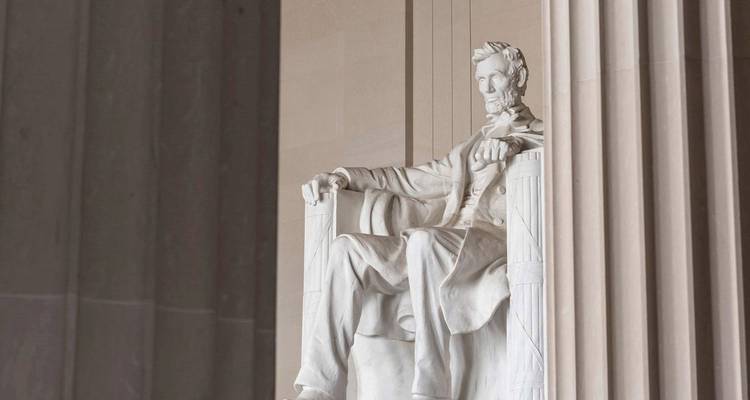 Blick auf die Lincoln Memorial Statue mit detaillierten Säulen und einer feierlichen Pose.