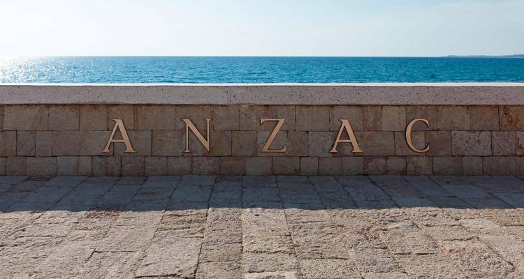 Monument ANZAC avec la mer en arrière-plan.