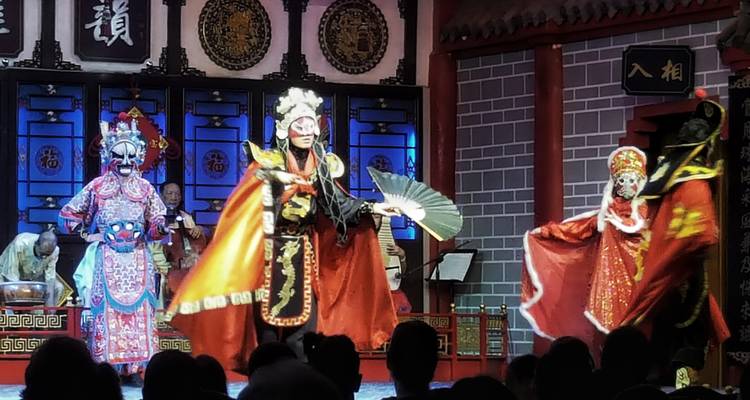 Traditionelle chinesische Oper mit Darstellern in aufwendigen Kostümen.