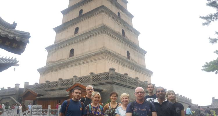 Touristengruppe vor einer historischen Pagode in Xi'an.