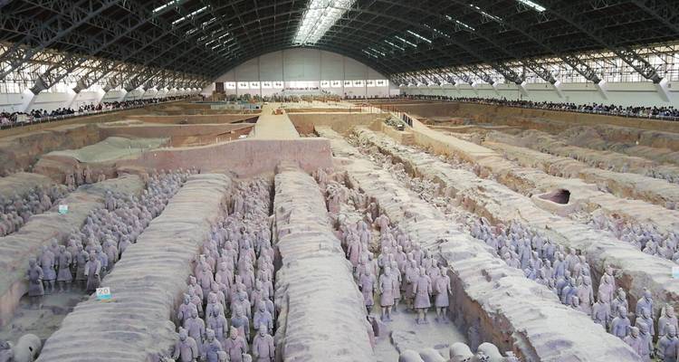 Die Terrakotta-Armee von Xi'an, ausgestellt in einer riesigen Ausgrabungsstätte.