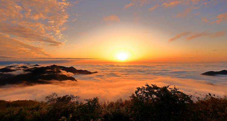 Amanecer sobre Alishan con un mar de nubes.