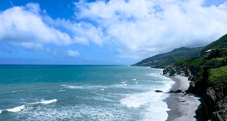 Küstenlinie mit Wellen, die gegen das Ufer krachen.