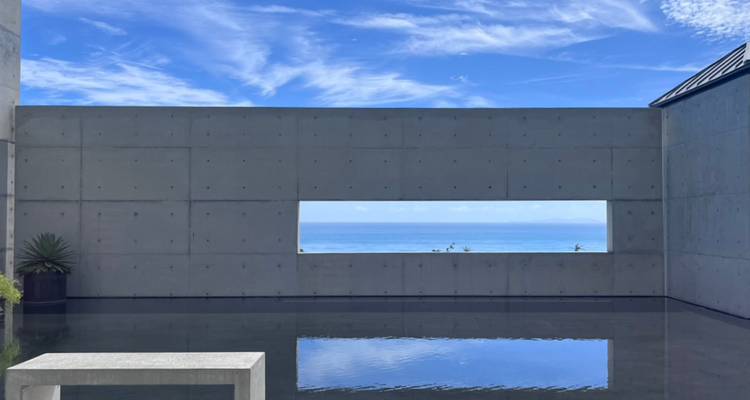 Moderne Architekturstruktur mit Meerblick.