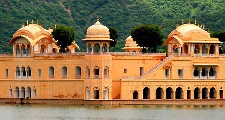 Palais de l'eau avec des plafonds en dôme et un environnement luxuriant.
