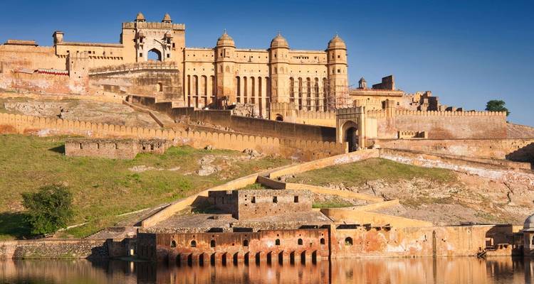 Fortification historique avec plusieurs niveaux de structures.