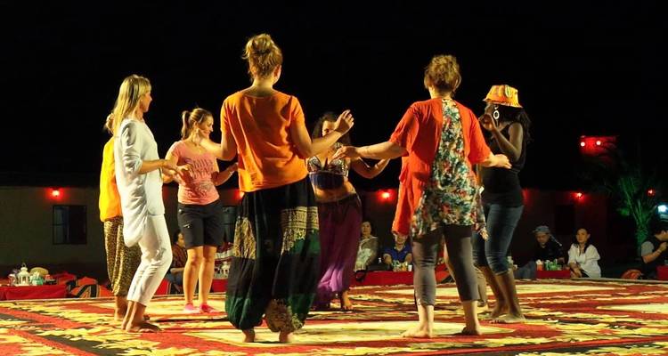Grupo de personas bailando en una representación cultural.