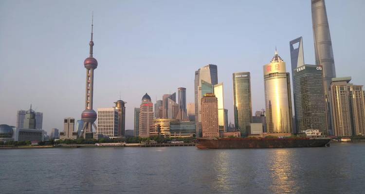 Shanghai skyline met wolkenkrabbers en waterkant.