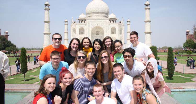 Groupe de touristes devant le Taj Mahal.