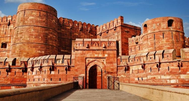 Fort d'Agra avec des murs en grès rouge.