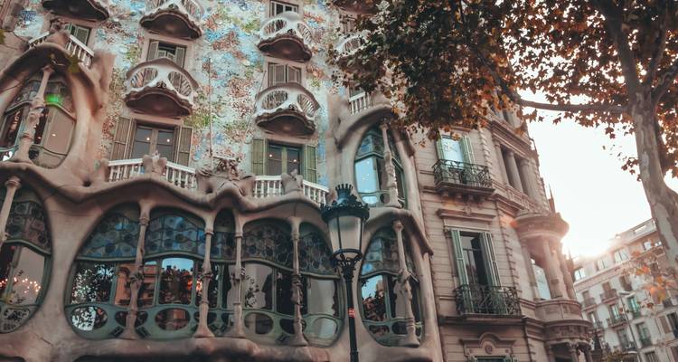 Casa Batlló in Barcelona mit seiner charakteristischen dekorativen Fassade.
