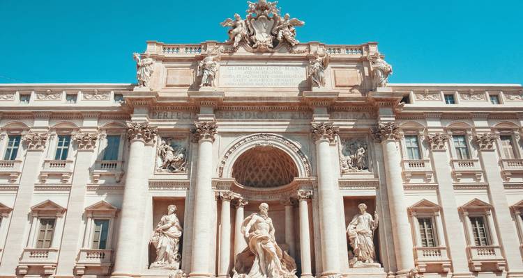 Der Trevi-Brunnen mit barocken Statuen unter einem klaren Himmel.