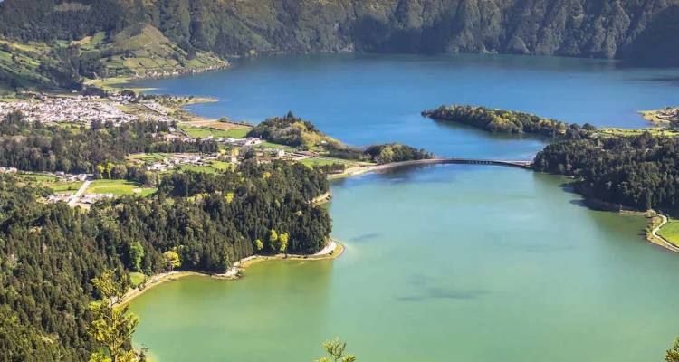 Los gemelos lagos de cráter azul y verde de Sete Cidades rodeados de paredes de caldera exuberantes.