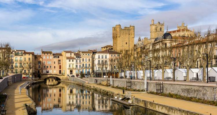 Canal avec bâtiments historiques dans une ville pittoresque.