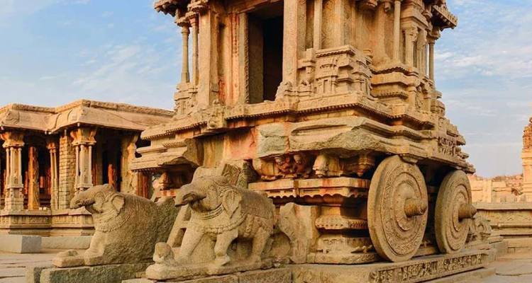 Char de pierre finement sculpté et sculptures d'éléphants au complexe du Temple Vittala de Hampi.