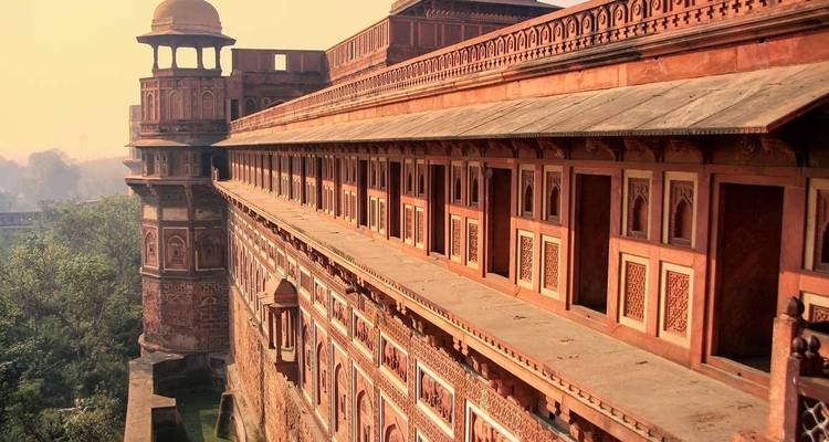 Eine rote Sandsteinfestung mit kunstvollen Schnitzereien.