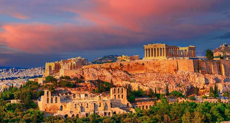 L'Acropole d'Athènes brille d'un orange éclatant sous un ciel de coucher de soleil rose spectaculaire surplombant la ville tentaculaire.