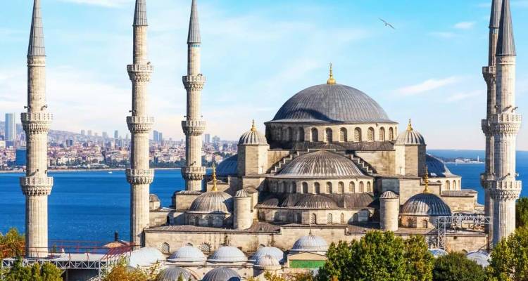 Las cúpulas de la Mezquita Azul y sus esbeltos minaretes dominan el horizonte de Estambul junto al reluciente Bósforo.