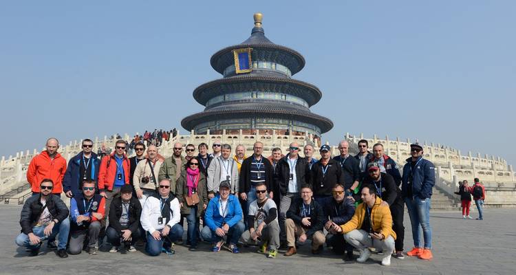 Groep toeristen die poseren voor de Tempel van de Hemel.