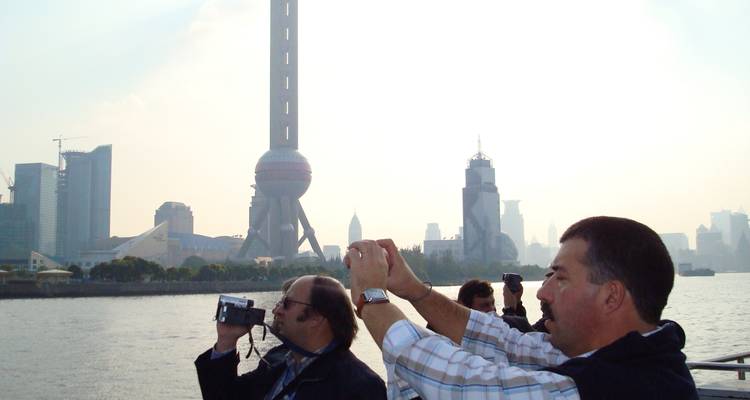 Futuristische stadsgezicht met prominente toren aan de rivier.