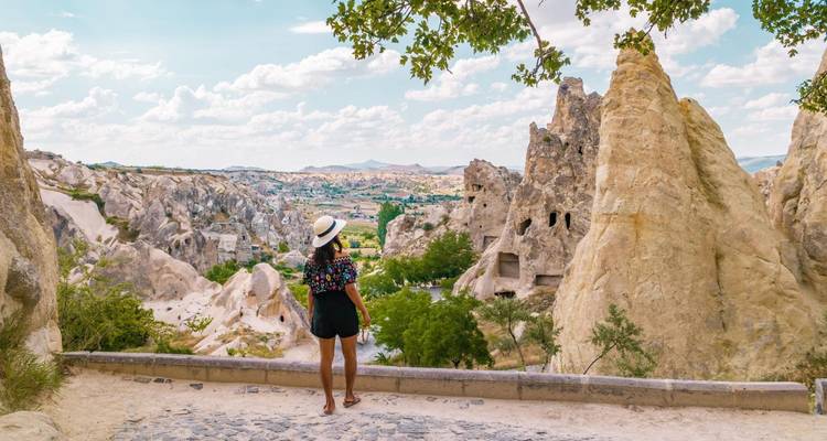 Femme contemplant le paysage de la Cappadoce avec ses formations rocheuses.