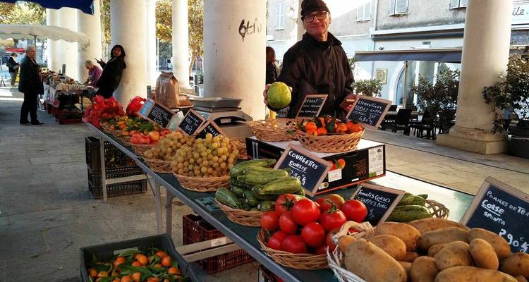 Stand de marché vendant des produits frais.