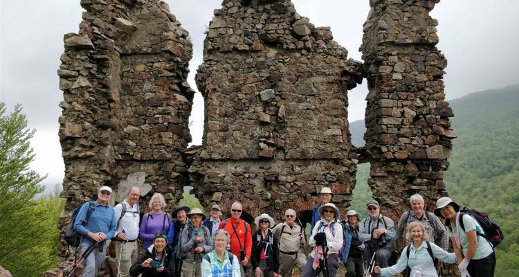 Groupe devant des ruines antiques.