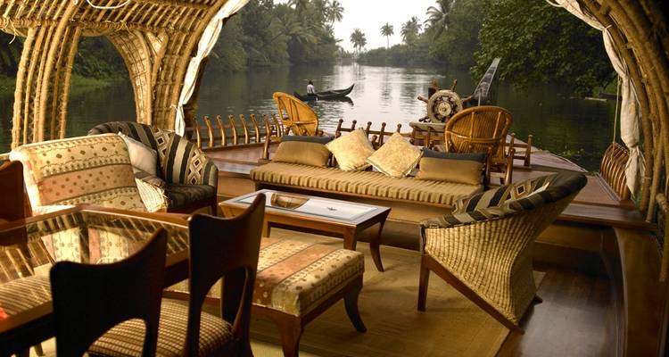 Interior de una casa flotante en un río tranquilo.