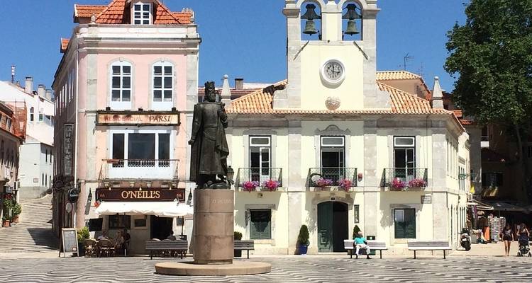 Plaza de la Estatua con encantadores edificios históricos alrededor.