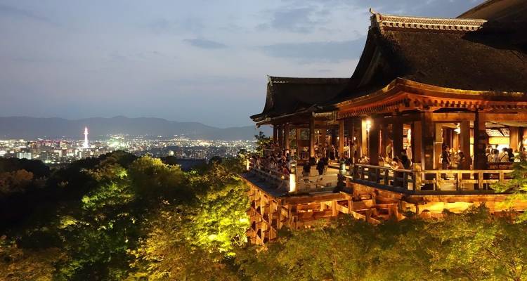 Temple de Kyoto avec vue sur le paysage urbain au crépuscule.