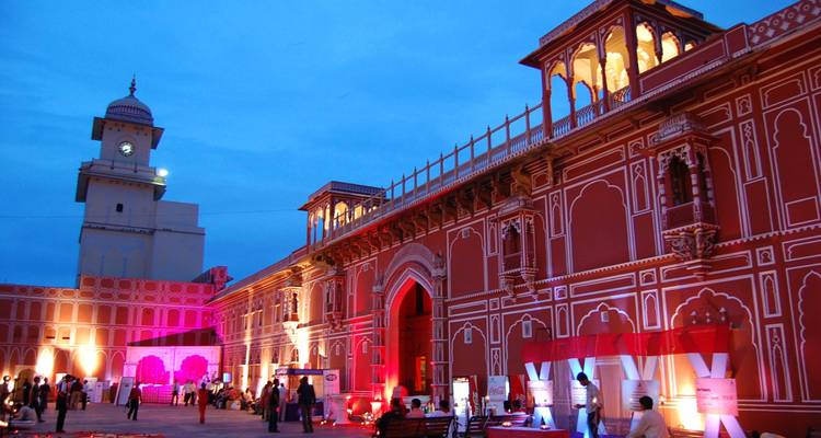 Edificio iluminado en Jaipur al atardecer.