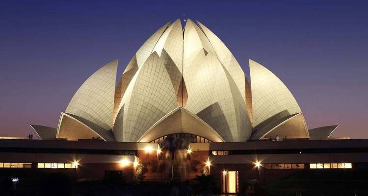 Le Temple du Lotus illuminé sous un ciel nocturne d'un bleu profond.