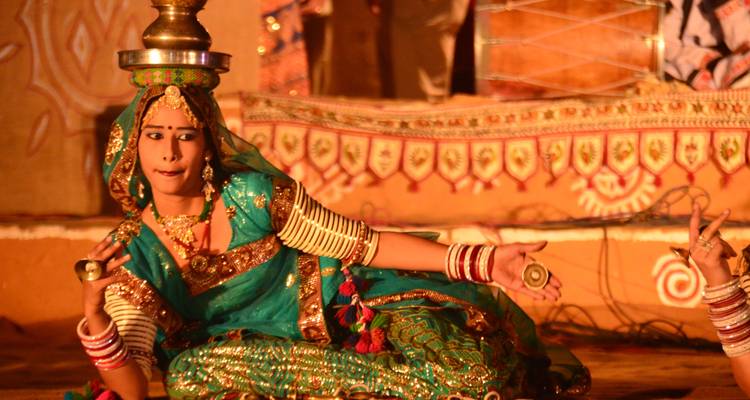 Traditionelle indische Tänzerin, die in farbenfroher Kleidung auftritt.